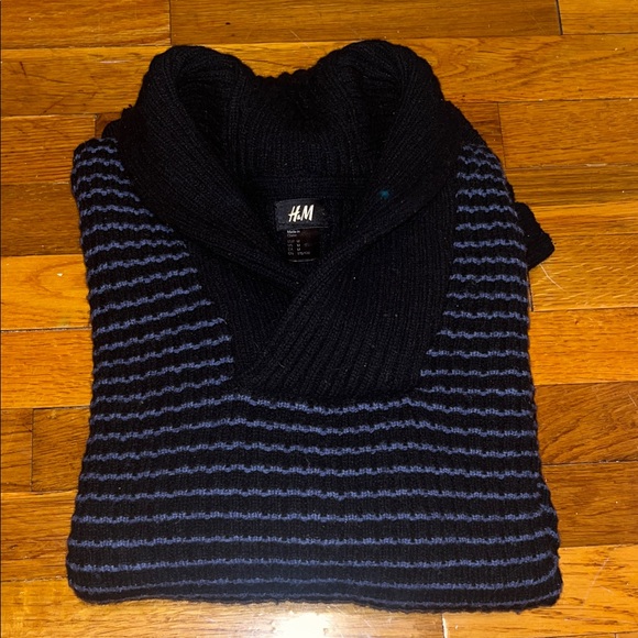 🌷 H&M Navy/Black Striped Sweater - Picture 2 of 11